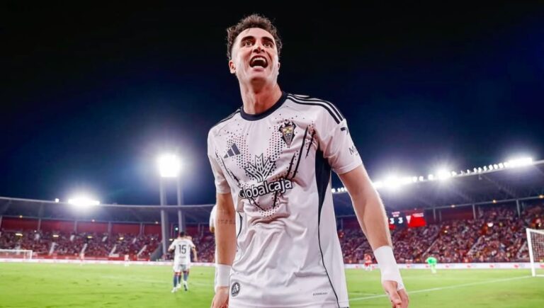 Jon Morcillo con la equipación de la UD Almería junto a gráficos de las altas y bajas del mercado de invierno.