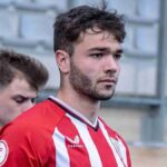 Unai Egiluz corriendo por el césped de Lezama durante su proceso de rehabilitación de rodilla.