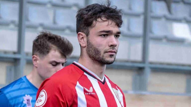 Unai Egiluz corriendo por el césped de Lezama durante su proceso de rehabilitación de rodilla.