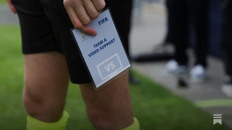 Árbitra consultando el monitor de FVS tras un challenge solicitado por un entrenador en la Liga F