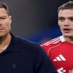 Xabi Alonso con gesto reflexivo junto a Florian Wirtz luciendo la camiseta del Liverpool FC.