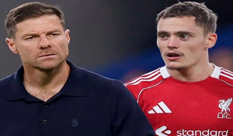 Xabi Alonso con gesto reflexivo junto a Florian Wirtz luciendo la camiseta del Liverpool FC.