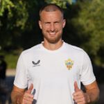 Rodrigo Ely sonriendo con la camiseta de entrenamiento de la UD Almería haciendo el gesto de pulgar arriba.