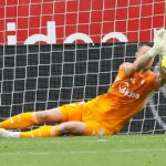 Odysseas Vlachodimos realizando una parada con el Sevilla FC en el Ramón Sánchez-Pizjuán.