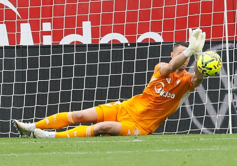 Odysseas Vlachodimos realizando una parada con el Sevilla FC en el Ramón Sánchez-Pizjuán.