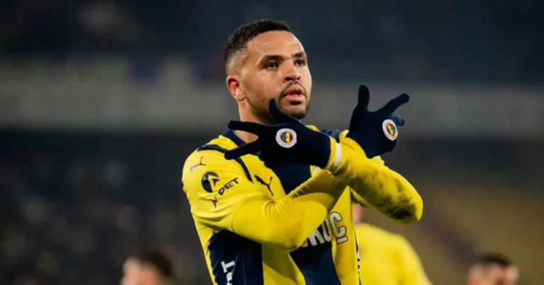 Youssef En-Nesyri durante un partido con el Fenerbahçe antes de su salida a la Juventus.