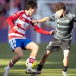 Acción de juego entre jugadores del Granada CF y el CD Castellón durante el empate a cero en Los Cármenes.