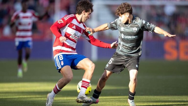 Acción de juego entre jugadores del Granada CF y el CD Castellón durante el empate a cero en Los Cármenes.