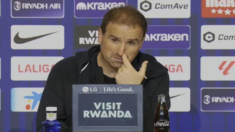 Jagoba Arrasate, entrenador del RCD Mallorca, serio en la sala de prensa analizando la situación del equipo.