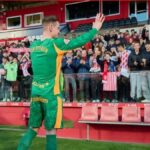 Marc-André ter Stegen con la equipación del Girona saludando a los aficionados en Montilivi tras su debut.