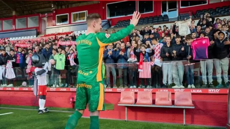 Marc-André ter Stegen con la equipación del Girona saludando a los aficionados en Montilivi tras su debut.