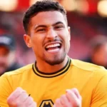 João Gomes disputando un balón dividido en un partido de la Premier League con el Wolverhampton