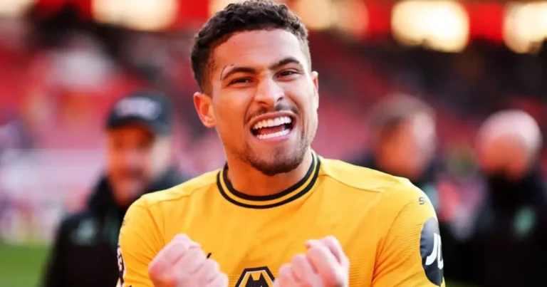 João Gomes disputando un balón dividido en un partido de la Premier League con el Wolverhampton