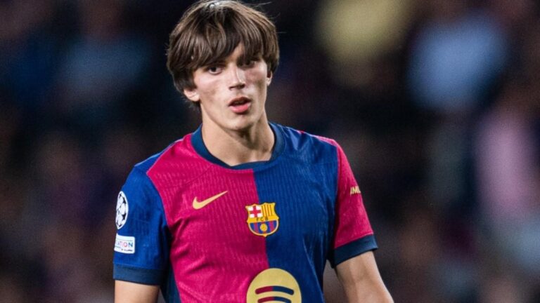 El central Andrés Cuenca durante un partido con las categorías inferiores del FC Barcelona.