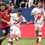 Jugadores del Rayo Vallecano y CA Osasuna disputando un balón en un partido de LaLiga.