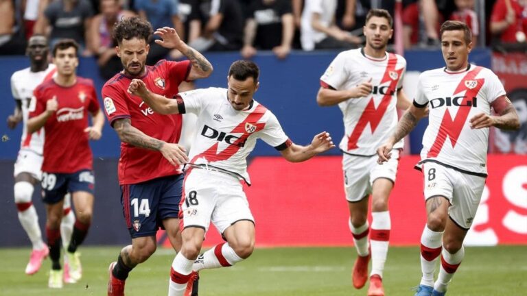 Jugadores del Rayo Vallecano y CA Osasuna disputando un balón en un partido de LaLiga.