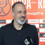 Álvaro Odriozola conduciendo el balón durante un partido de la Real Sociedad en Anoeta.