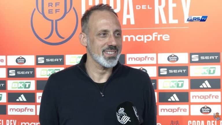 Álvaro Odriozola conduciendo el balón durante un partido de la Real Sociedad en Anoeta.
