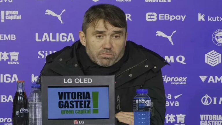 Eduardo Coudet, entrenador del Deportivo Alavés, analiza la victoria en rueda de prensa ante los medios.