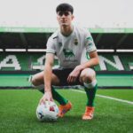 Joven canterano de Lezama con el balón en los pies, representando el futuro de Manex Lozano en el Athletic