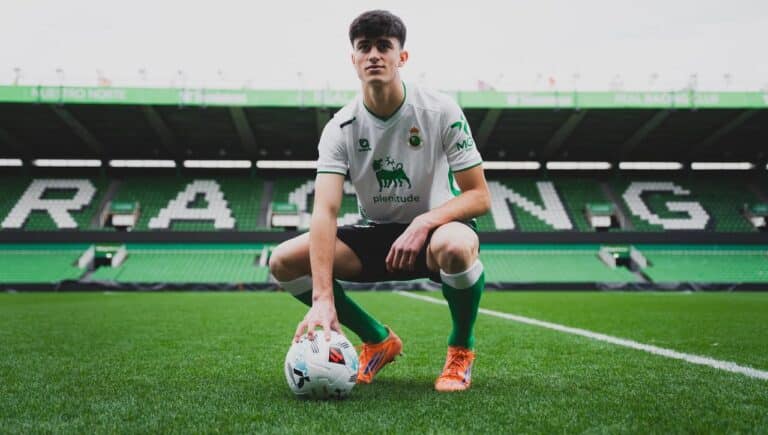 Joven canterano de Lezama con el balón en los pies, representando el futuro de Manex Lozano en el Athletic