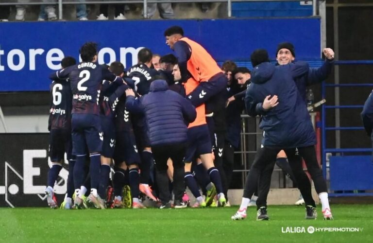 Jugadores de la SD Eibar celebrando eufóricos el gol de la victoria ante la UD Almería en Ipurúa.