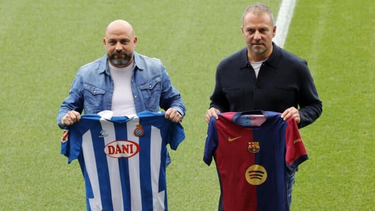 Manolo González y Hansi Flick posando con las camisetas del Espanyol y FC Barcelona en el RCDE Stadium antes del derbi.