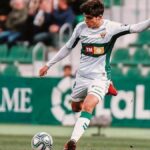 Gonzalo Villar conduciendo el balón durante un partido oficial, nuevo fichaje del Elche CF