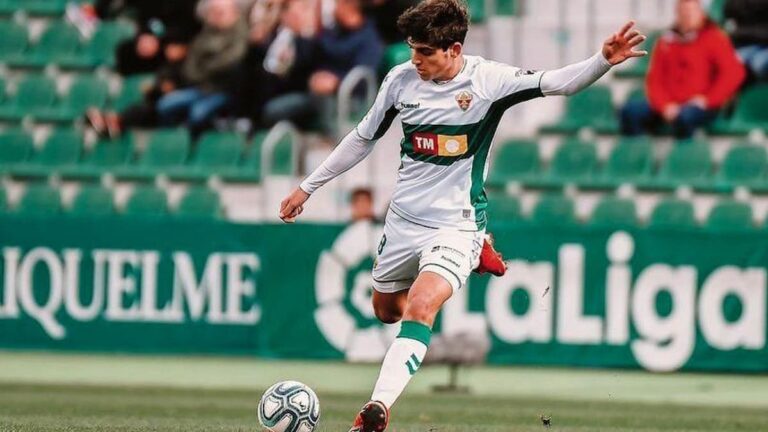 Gonzalo Villar conduciendo el balón durante un partido oficial, nuevo fichaje del Elche CF