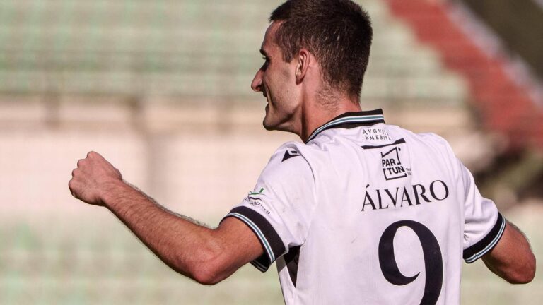 Álvaro García celebrando un gol con el Mérida, pretendido por el Sporting de Gijón en el mercado de invierno.