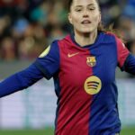 Claudia Pina celebrando uno de sus goles ante el Atlético de Madrid con el gesto de los 200 partidos