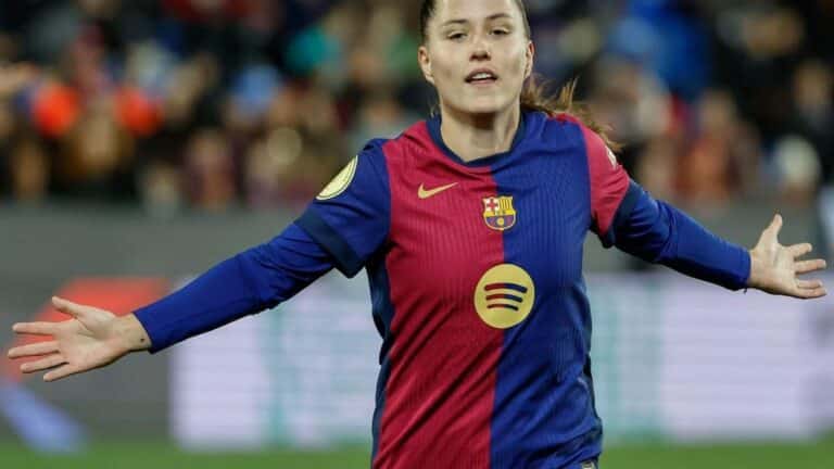 Claudia Pina celebrando uno de sus goles ante el Atlético de Madrid con el gesto de los 200 partidos