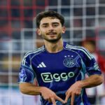 Raúl Moro con la camiseta del Ajax durante un partido de la Eredivisie en 2026
