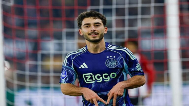 Raúl Moro con la camiseta del Ajax durante un partido de la Eredivisie en 2026