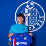 Alejandro Mestanza conduciendo la camiseta durante su debut en Primera División con el Getafe CF ante el Rayo Vallecano.