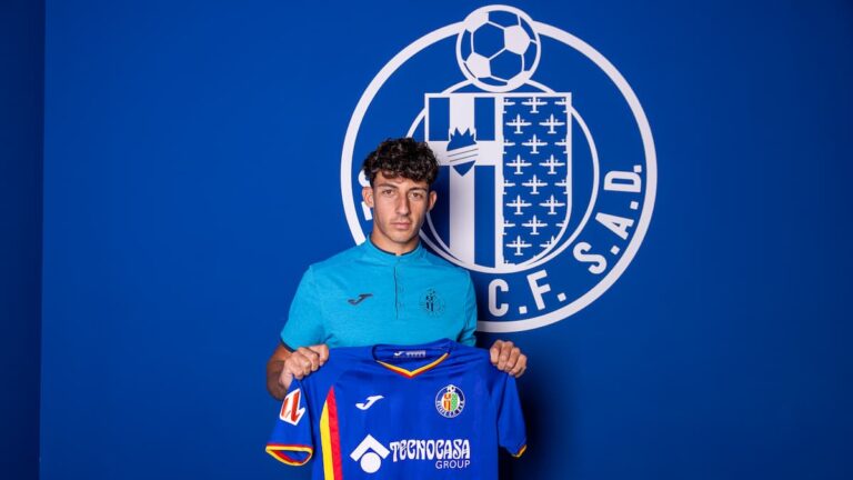 Alejandro Mestanza conduciendo la camiseta durante su debut en Primera División con el Getafe CF ante el Rayo Vallecano.