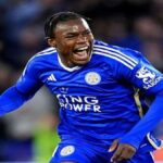 Abdul Fatawu celebrando un gol con el Leicester City antes de su posible traspaso al Villarreal CF.