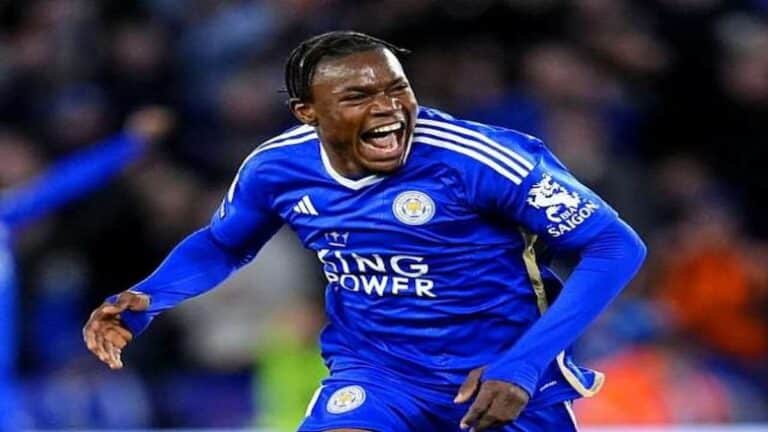 Abdul Fatawu celebrando un gol con el Leicester City antes de su posible traspaso al Villarreal CF.