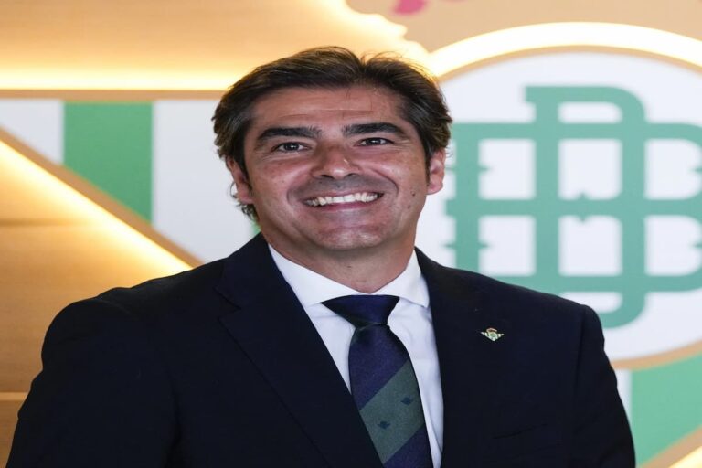 Ángel Haro, presidente del Real Betis, sonriendo durante una rueda de prensa