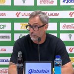 Jon Pérez Bolo, entrenador de la SD Huesca, hablando seriamente en rueda de prensa tras el partido contra el Andorra.