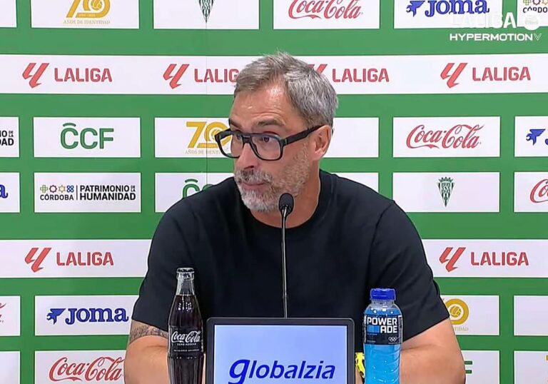 Jon Pérez Bolo, entrenador de la SD Huesca, hablando seriamente en rueda de prensa tras el partido contra el Andorra.