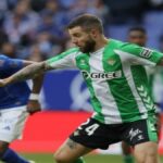Acción del partido entre el Real Oviedo y el Real Betis en el Carlos Tartiere con Giovani Lo Celso en posesión del balón.