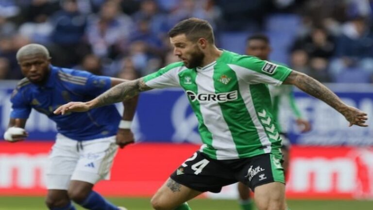 Acción del partido entre el Real Oviedo y el Real Betis en el Carlos Tartiere con Giovani Lo Celso en posesión del balón.