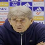 Manuel Pellegrini, entrenador del Real Betis con su característica chaqueta deportiva, analizando el partido con gesto reflexivo desde el área técnica de Son Moix.