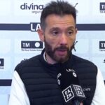 Carlos Corberán con gesto serio en la rueda de prensa tras el empate entre Valencia y Elche en Mestalla.