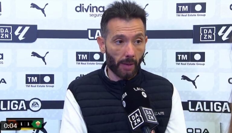 Carlos Corberán con gesto serio en la rueda de prensa tras el empate entre Valencia y Elche en Mestalla.