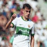 Álvaro Núñez, lateral derecho del Elche CF, durante un partido oficial en 2026