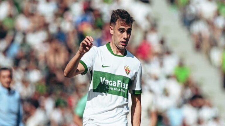Álvaro Núñez, lateral derecho del Elche CF, durante un partido oficial en 2026
