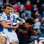 Iker Losada del Levante y Carlos Romero del Espanyol en un duelo por el balón durante el partido en el Ciutat de València.