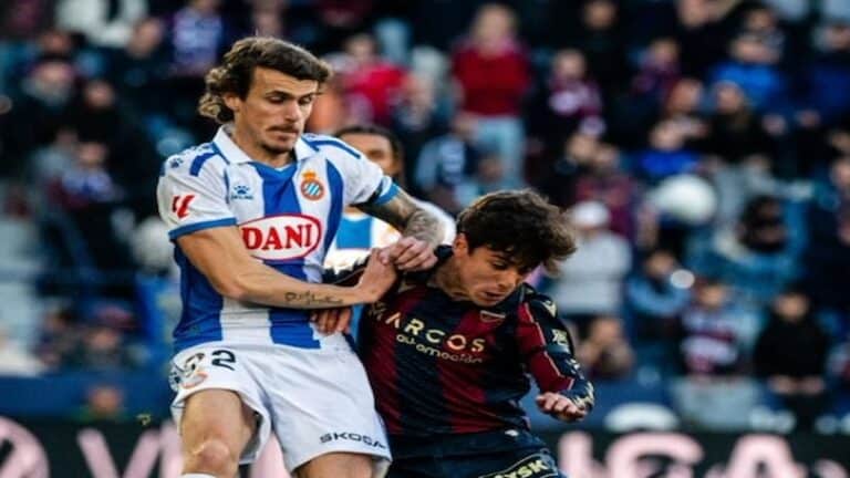Iker Losada del Levante y Carlos Romero del Espanyol en un duelo por el balón durante el partido en el Ciutat de València.